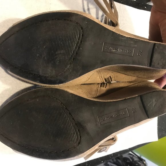 Steve Madden Suede Tan Wedges with Tassles - Picture 6 of 9